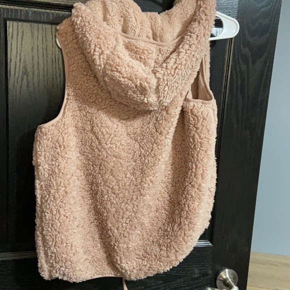 Blush fuzzy vest - Picture 2 of 2